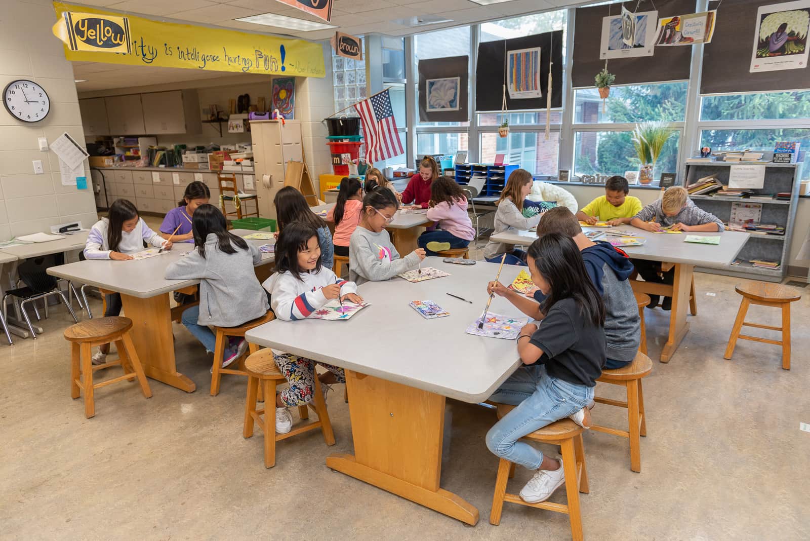 Reach out to Art to Remember for help with an Art Fundraiser for Schools image shows art class of kids